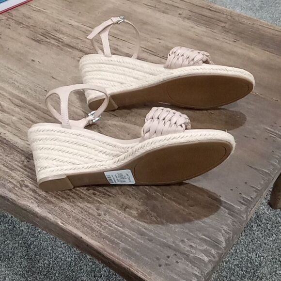 Bandolino "Jingle 3" sandal in color warm sand. 3" wedge heel. Size 11 NWT - Picture 9 of 9